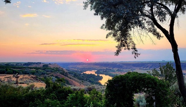 Canyonside Retreat - Park-like setting, Panoramic Views with Hot tub & Firepit!