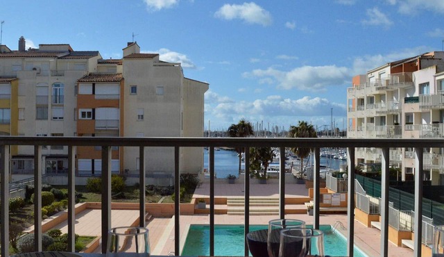 Cap d'Agde: 2-room apt, cabin, sleeps 6, near beach, loggia, parking