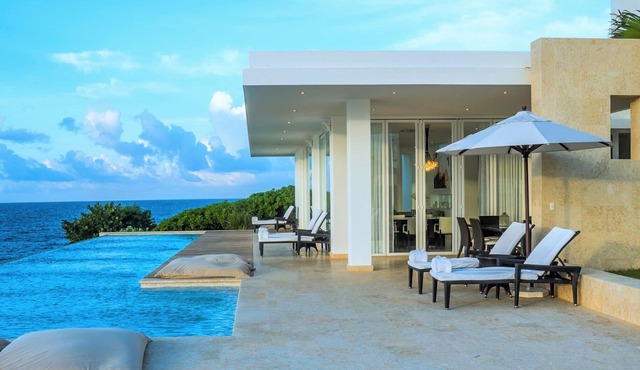 Cap el Limon, Oceanfront 4-Bedroom Villa Chavelli with Pool