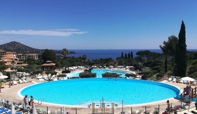 CAP ESTEREL appartement climatisé dans le centre du village vacances