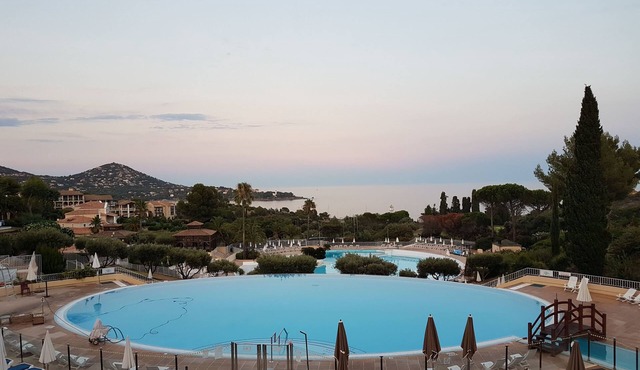 Cap Esterel en famille - 2pièces vue mer jardin piscine clim parking inclus