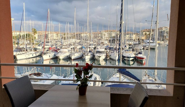 Cap Hermès Studio Magnificent Port View 30m2 air-conditioned 3 people swimming pool beaches parking