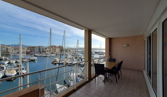 CAP HERMES T2 air-conditioned, WIFI, 40m2 with balcony view Port 4 People Parking in the basement