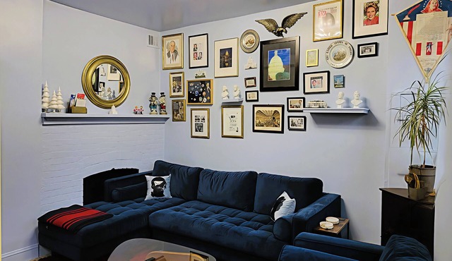 Cap Hill Rowhouse: 2 Bedrooms, Walk to Sights, Parking