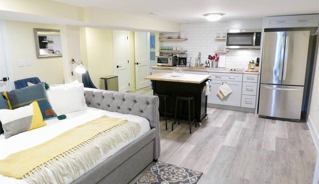Cap Hill Studio Walk to Metro + Parking, Sleeps 3