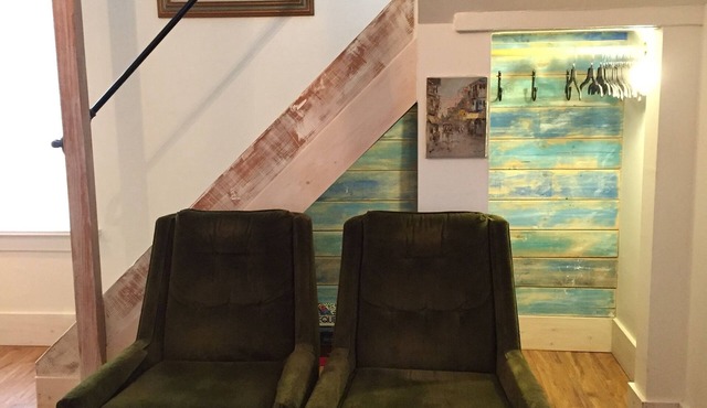 Cap Sante Two Story Eclectic Charmer, 4 blocks from Downtown and Marina