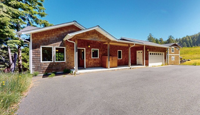 Cape Arch, your cozy coastal escape with patio, balcony and close to beach