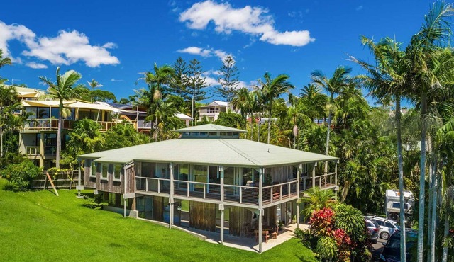 Cape Breeze - 5 BR home with headland views