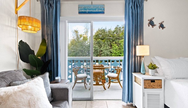 Cape Canaveral Studio Condo: Private Balcony, Pool Access, Spa‑Like Sauna & Walk to Beach! ☀️