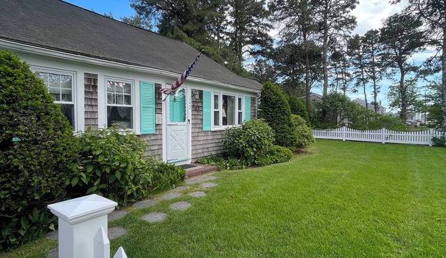 Cape Cod Beach Cottage, only 5 minute walk to Glendon beach & local restaurants