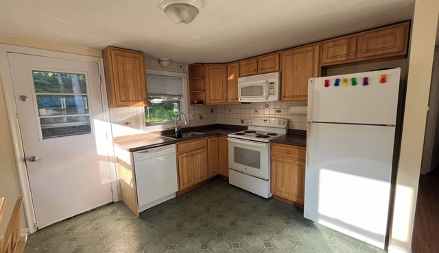 Cape Cod Charm Near Lake, Ocean, and Local Attractions