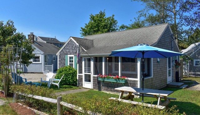 Cape Cod cottage-Just 150 feet to Sea Street Beach