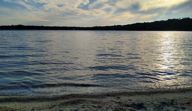 Cape Cod Cottage, Short Walk to Wequaquet Lake Private Beach and Cranberry Bogs
