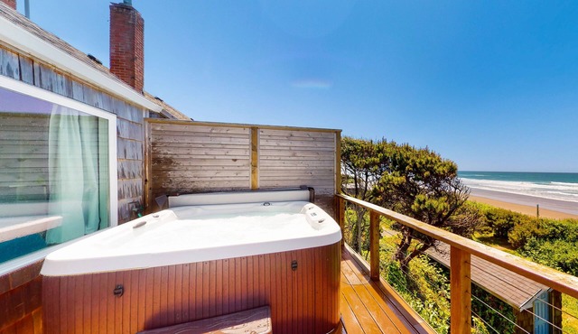 Cape Cod Cottages 4: Oceanfront with hot tub!