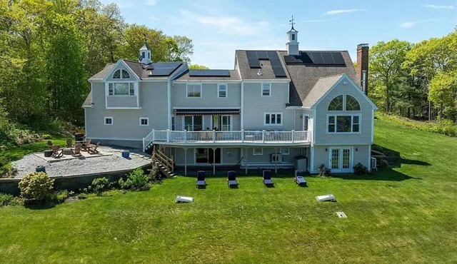 Cape Cod Getaway w/Private Lake, Petting Zoo, Kayaks, Jacuzzi Tub, Gym + more!