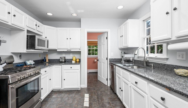 Cape Cod Haven: Cozy Home Near Gray's Beach