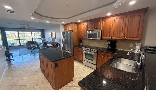 Cape coral/Fort Myers: First floor condo on wide canal next to Jaycee park