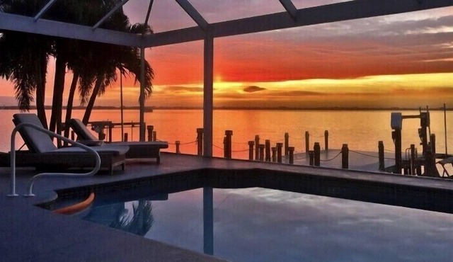 Cape Coral Luxurious Waterfront 4 Bedroom 3 Bath House- on Caloosahatchee River
