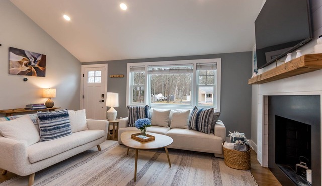 Cape Diem ; All new; 1.5m to Criagville, Hyannis beach; with WiFi, AC