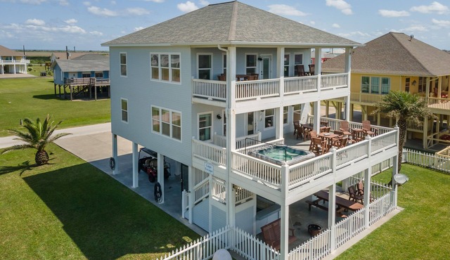 Cape Escape - Taste of Martha's Vineyard on Crystal Beach. Hot Tub w/view!