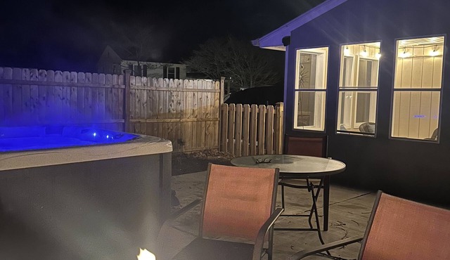 Cape Mindy HOT TUB Sleeps 8, Dog & EV Friendly, Outdoor Shower