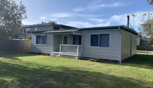 Cape Woolamai Beach House. 1km walk to cafe & surf beach & 300 mt to the bay