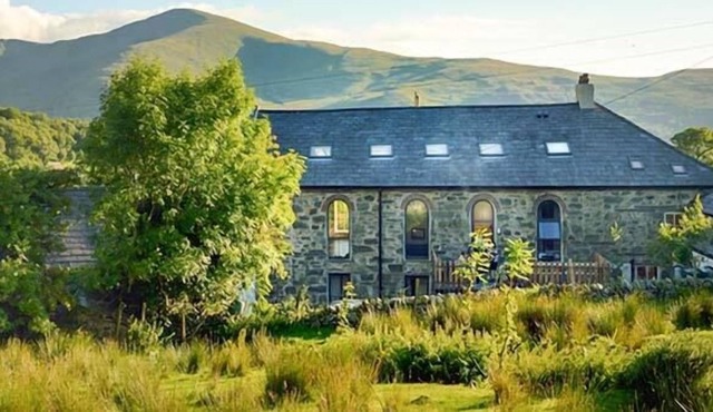 CAPEL DINORWIG, pet friendly, luxury holiday cottage in Llanberis
