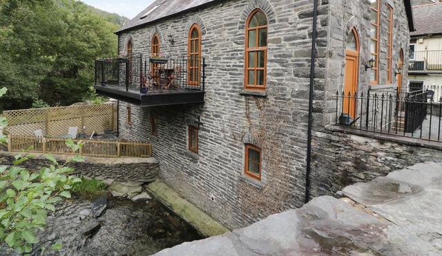 CAPEL EBENEZER, pet friendly, character holiday cottage in Corris