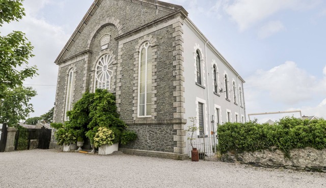 CAPEL MAWR, BASEMENT 19, pet friendly, with a garden in Llanrug