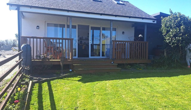 CAPEL PARK (TYDDYNOD BACH), pet friendly in Llanerchymedd