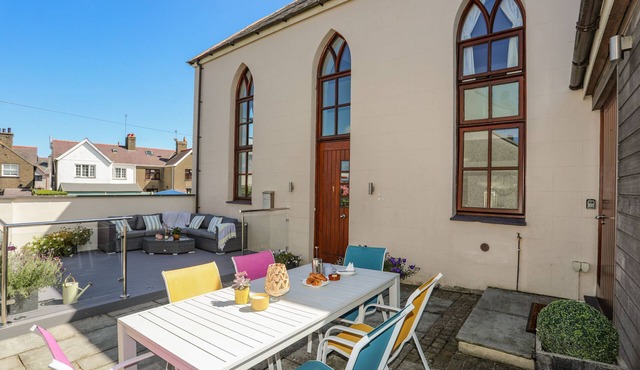 CAPEL TABERNACL, pet friendly, with open fire in Morfa Nefyn