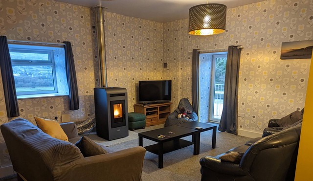 CAPEL TANRALLT, pet friendly, country holiday cottage in Penygroes