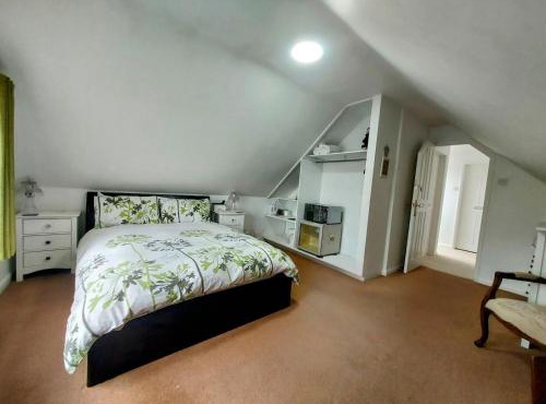 Capella - Peaceful, comfortable, rooms - Private Shower - Free Parking - corporate, professional, contractor, trades, crew, holiday, Village Stay