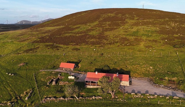 CAPERCAILLIE COTTAGE, pet friendly, with hot tub in Rogart