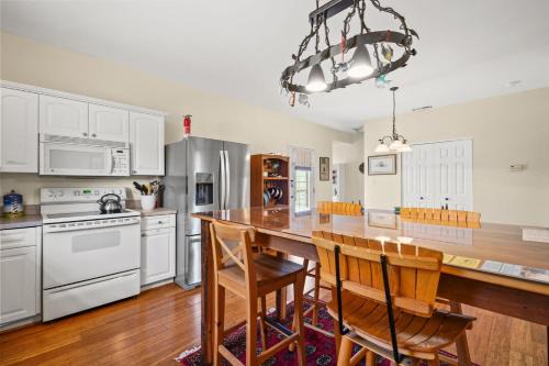 Capeville Cottage - modern comfort close to Cape Charles!