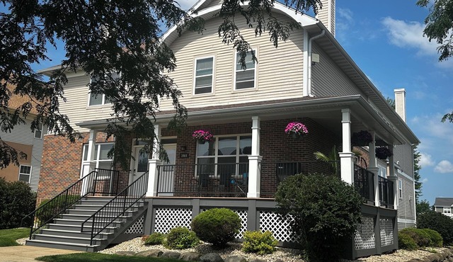 Capital City- 6 Miles from Madison with fireplace