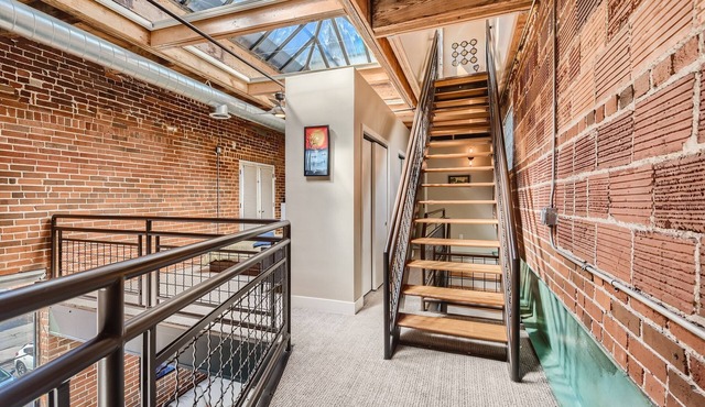 Capital Hill Apartment-Rooftop Deck with Grill -Fireplace -30 Day Rental
