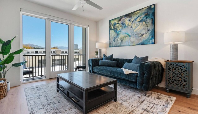 Capital Views! Pool/Spa/Gym/Bowling/Free Parking!