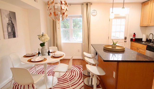 Capitol Hill Gem, Sleeps 6, Steps to Metro, Free Parking