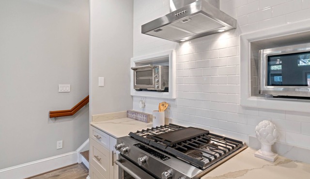 Capitol Hill Hidden Gem with an impeccable roof top view!