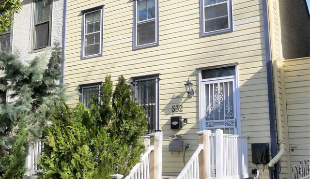 Capitol Hill Historic Home – 3 Bedrooms, 3 Full Baths – Great Location!