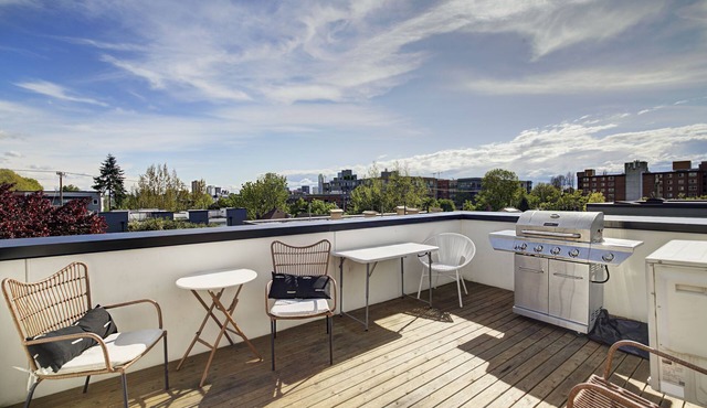 Capitol Hill Townhouse close to bars, restaurants