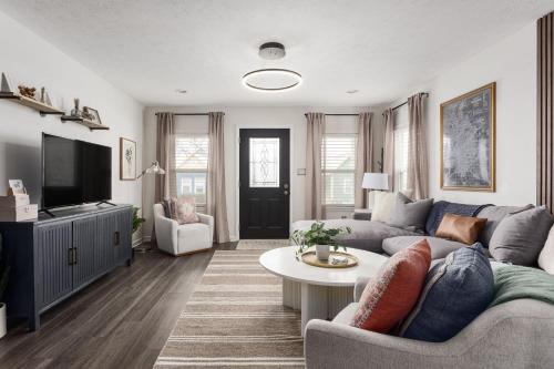 Capitol House - 3 Bed 1 Full and 1 Half Bath, Pet Friendly with Hot Tub walk to Lucas Oil Stadium