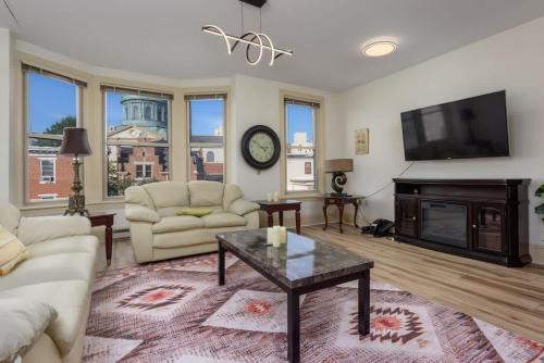 Capitol View Retreat - 3F Fast Wi-Fi Cozy