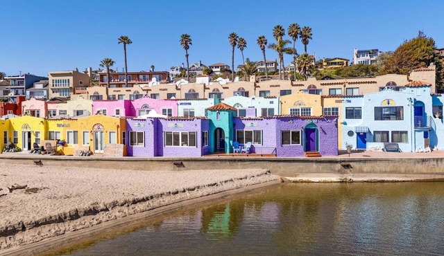 Capitola Venetian #1 – Historic Beachfront Getaway