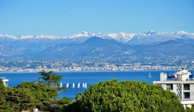 Capleouna-Saint-Alexandre, Salis, 180° view, 3 rooms. Garage, swimming pool.