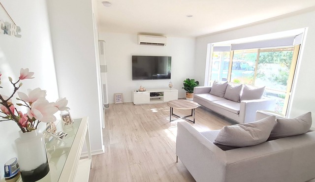 Caplesound Beach house 5 min walk to the beach and shops