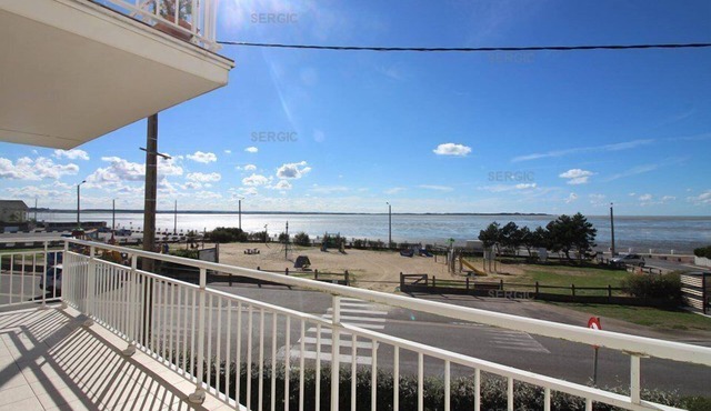 CAPMARINE11 In a new residence facing the sea