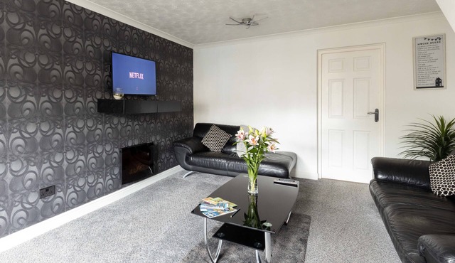 CAPRI 13 SA 3 Bed - 6 Guests - Close to Uni & M1 - Parking - Wifi - Smart TV