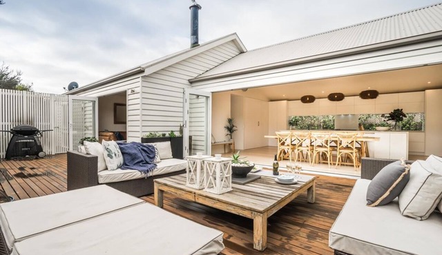 Capri House - Hear the Roar of the Ocean